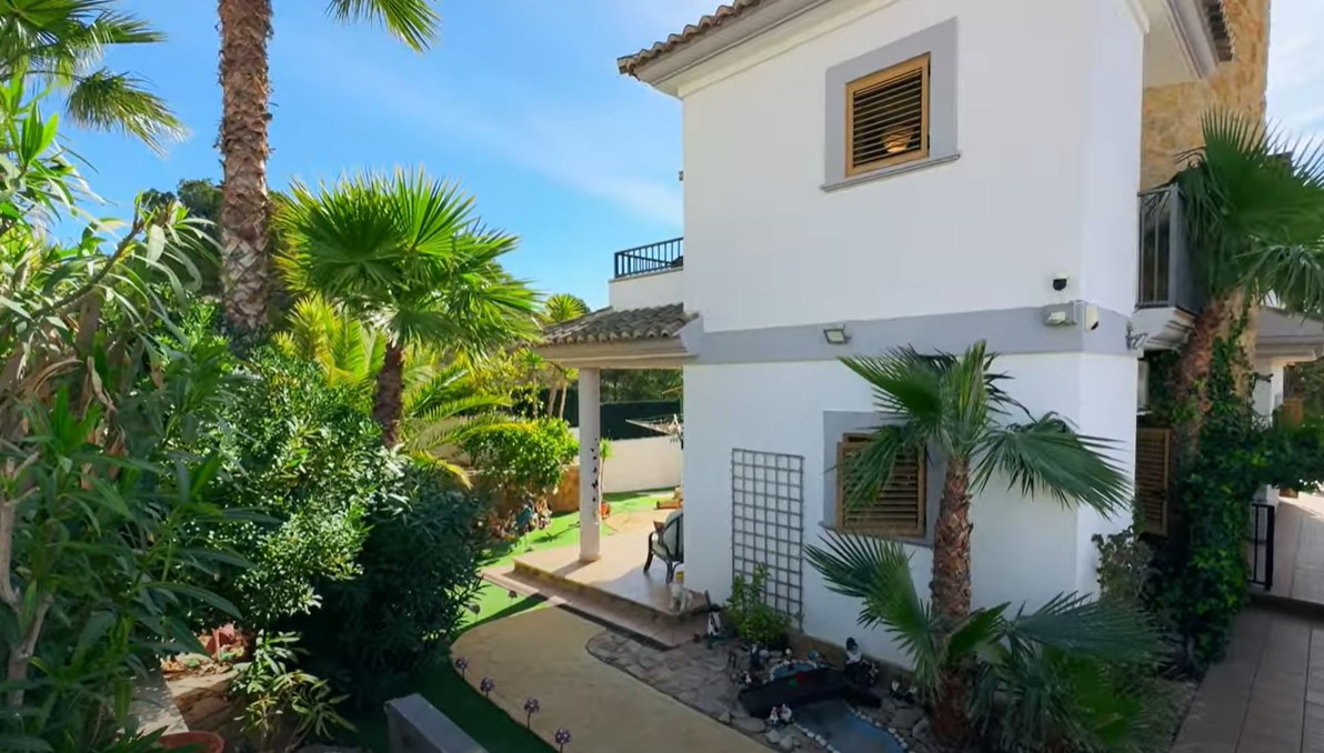 Dining area in villa for sale in Benidorm