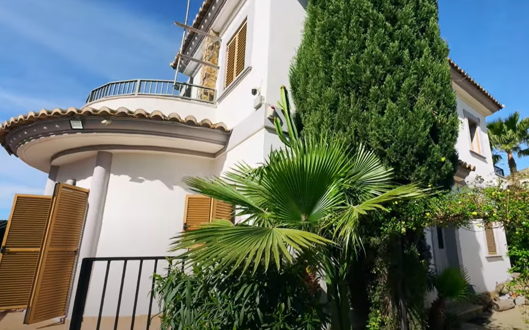 Bedroom in villa for sale in Benidorm