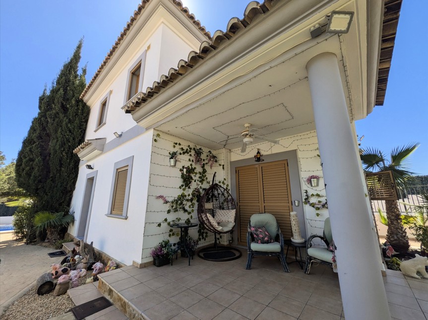 In the exclusive Sierra Cortina area, you’ll find a home that stands out not only for its beauty, bu