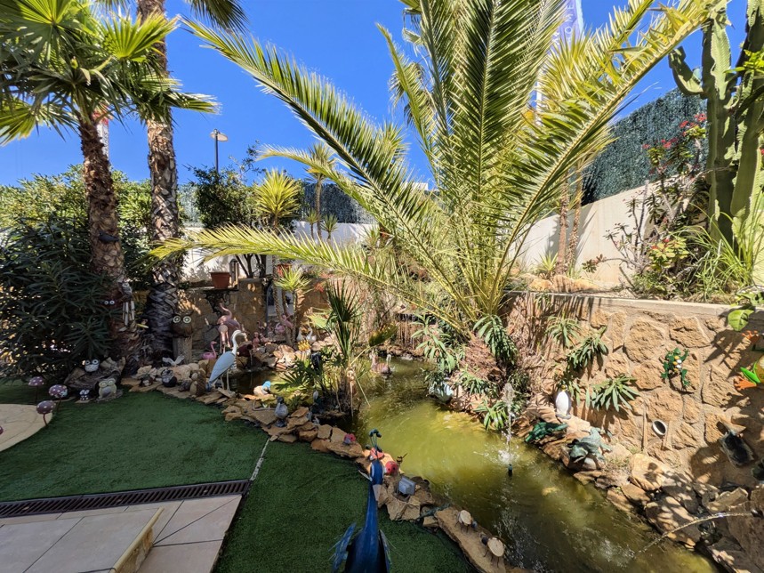 Dining area in villa for sale in Benidorm