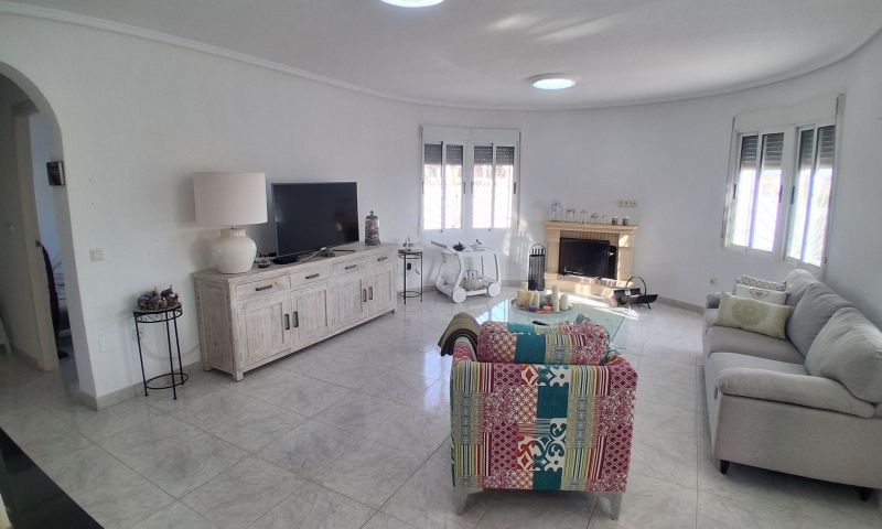 Living room in villa for sale in Rojales