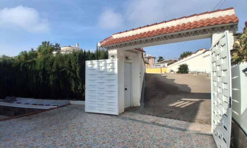 Pool area in villa for sale in Rojales