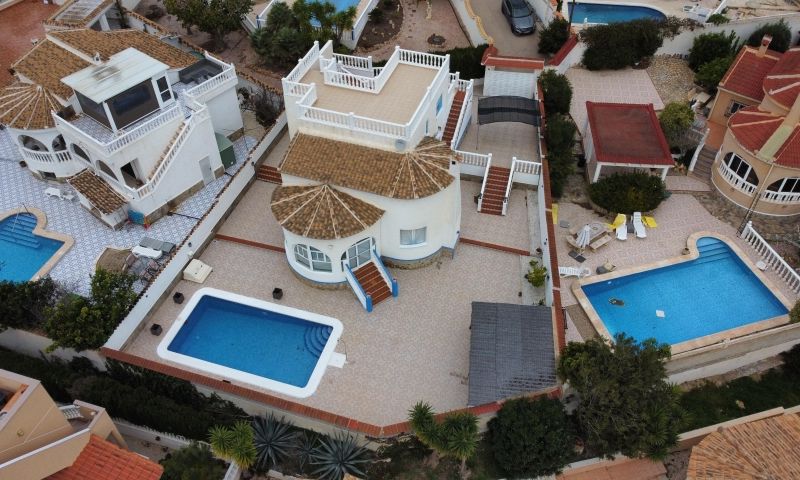 Master bedroom in villa for sale in Rojales