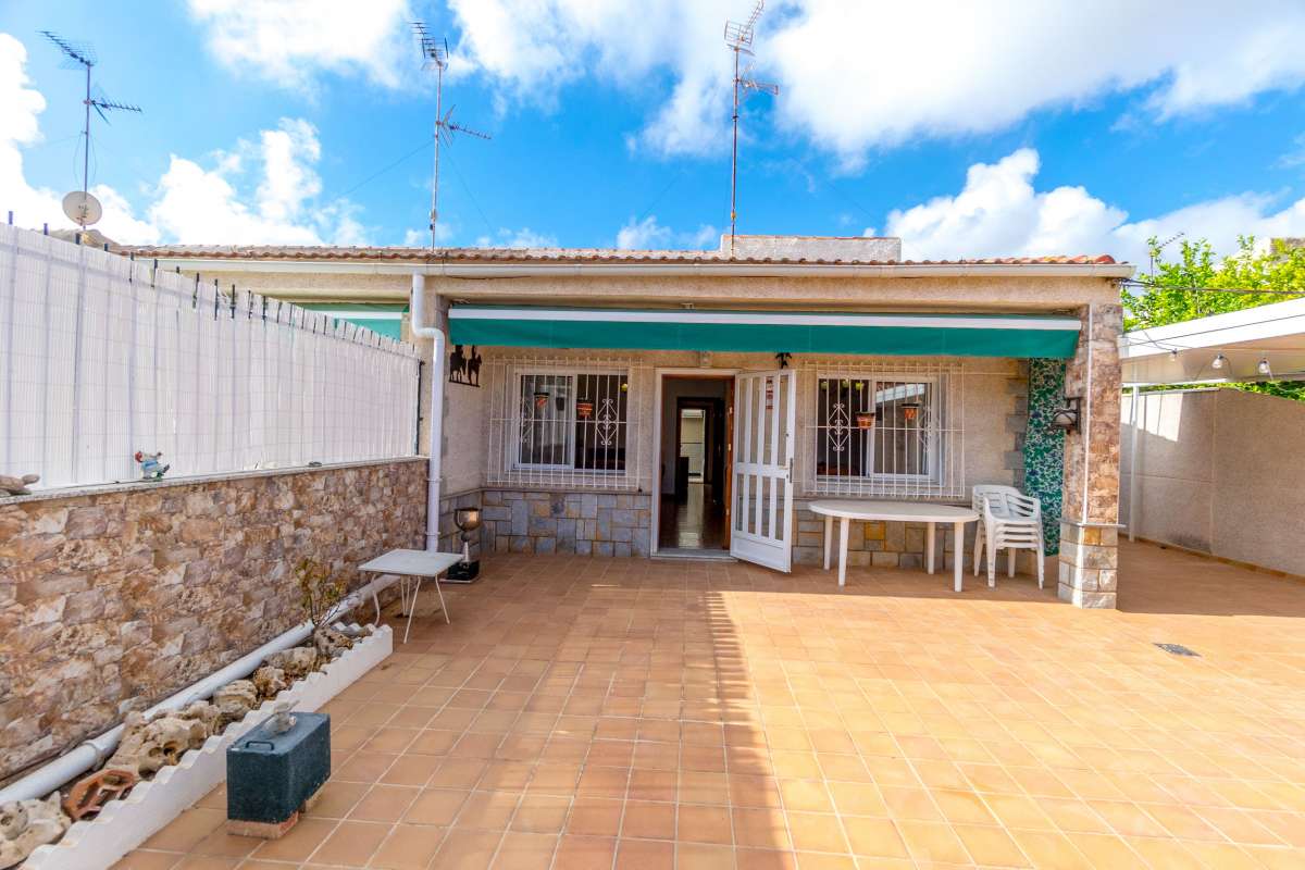 Located in the beautiful coastal town of Santiago de la Ribera, Región de Murcia, this semi-detached
