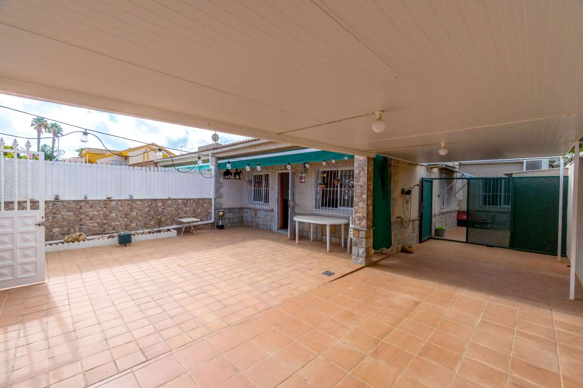 Located in the beautiful coastal town of Santiago de la Ribera, Región de Murcia, this semi-detached
