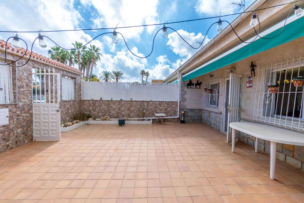 Located in the beautiful coastal town of Santiago de la Ribera, Región de Murcia, this semi-detached