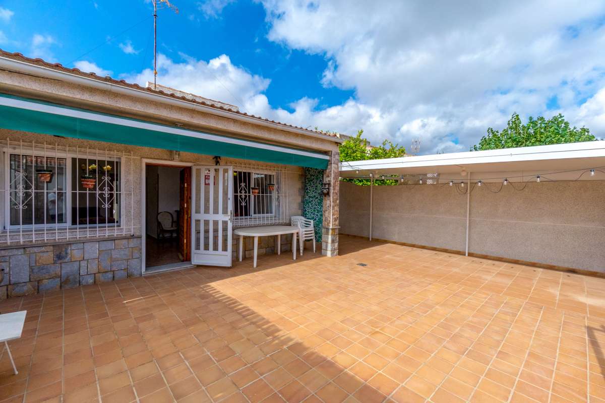Located in the beautiful coastal town of Santiago de la Ribera, Región de Murcia, this semi-detached