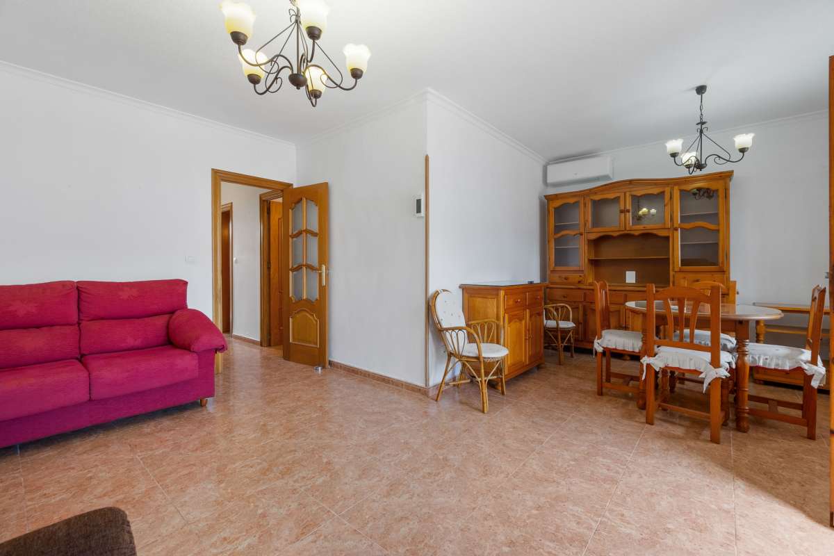 Located in the beautiful coastal town of Santiago de la Ribera, Región de Murcia, this semi-detached