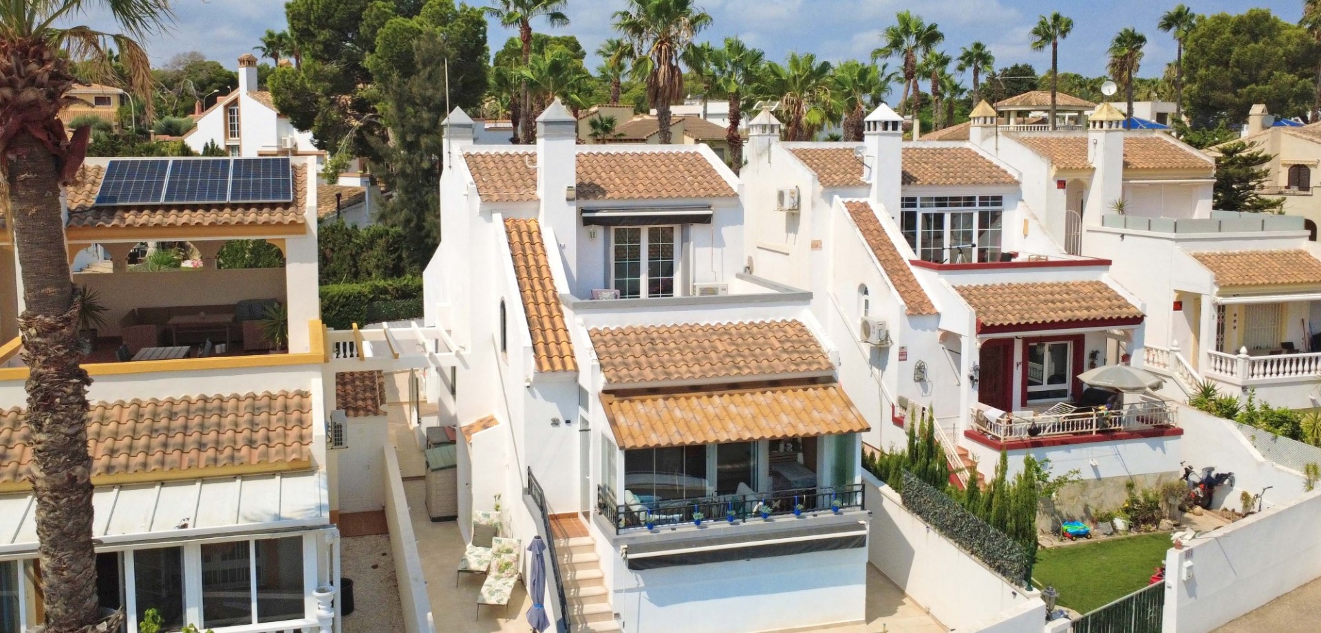 Garden in villa for sale in Orihuela Costa