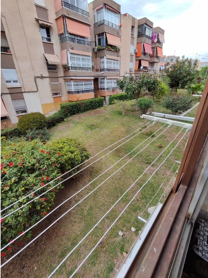 Spacious apartment with an area of 82 m² located in the Juan XXIII district in Alicante, in a buildi