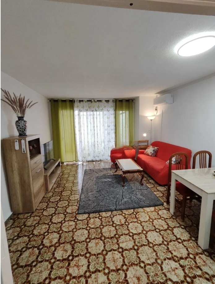 Spacious apartment with an area of 82 m² located in the Juan XXIII district in Alicante, in a buildi