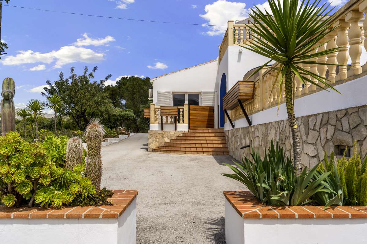 Garden in villa for sale in Murla