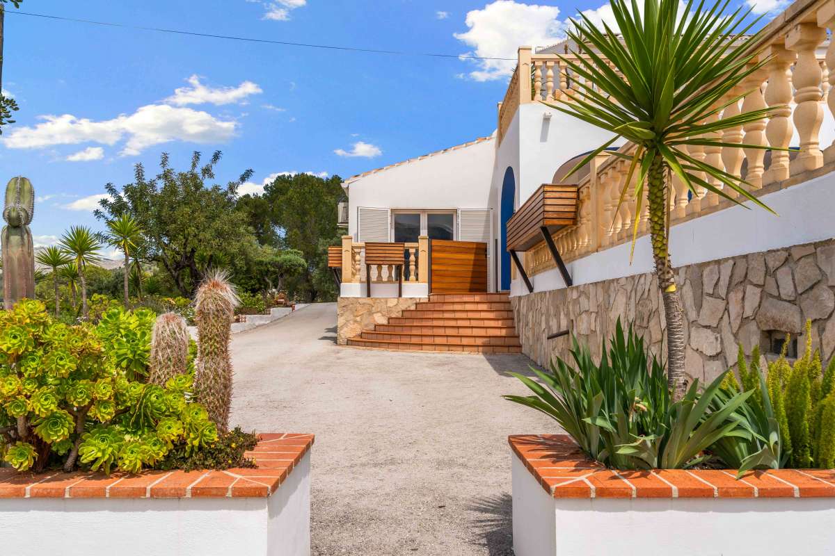 Garden in villa for sale in Murla