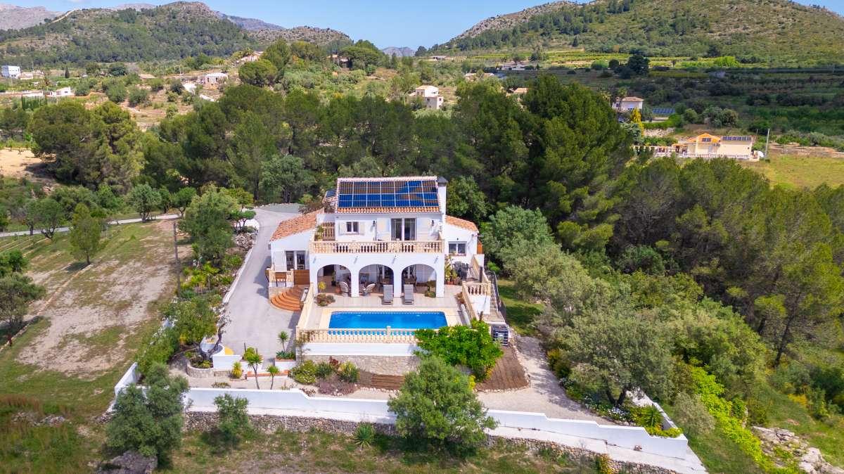 Garden in villa for sale in Murla
