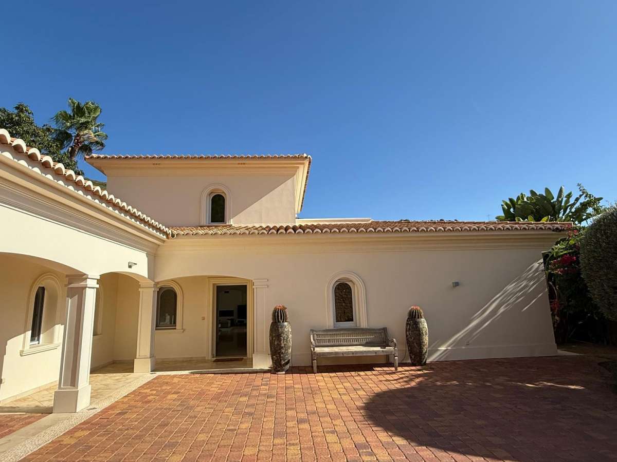 Master bedroom in villa for sale in Moraira