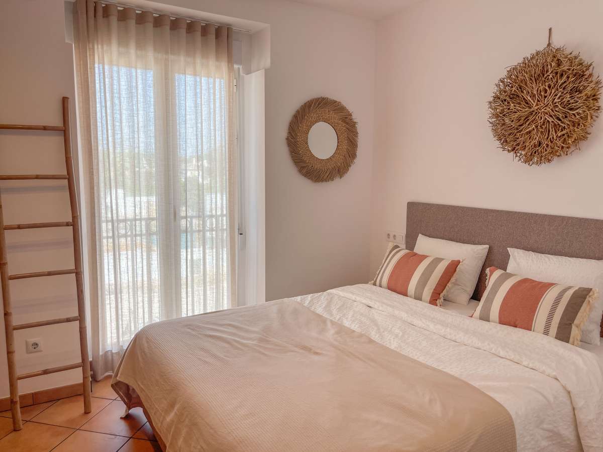 Master bedroom in apartment for sale in Denia