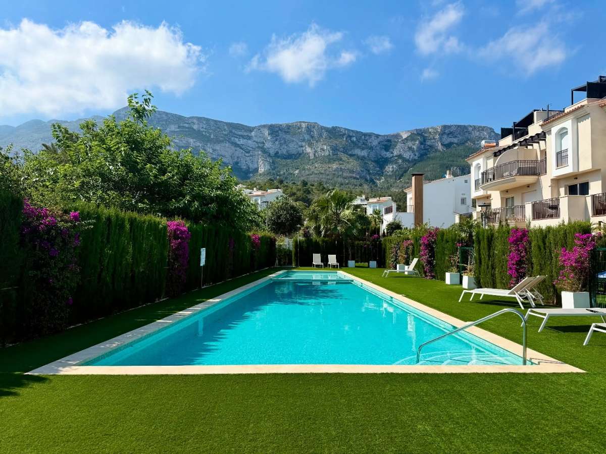 Master bedroom in apartment for sale in Denia