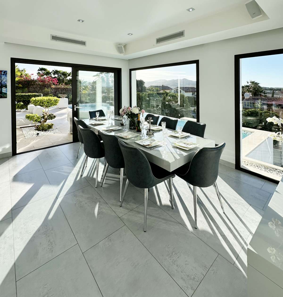 Master bedroom in villa for sale in javea