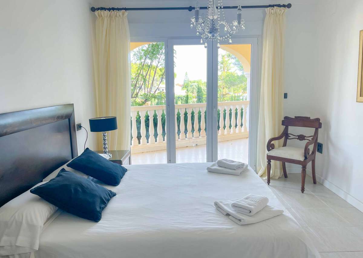Master bedroom in apartment for sale in Benissa Costa
