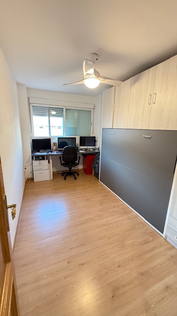 Master bedroom in apartment for sale in Alicante