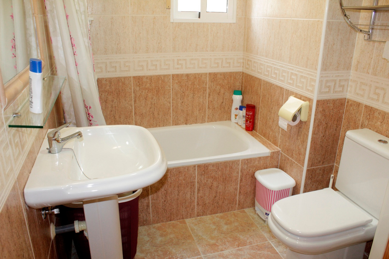 Bathroom in villa for sale in Torre de La Horadada