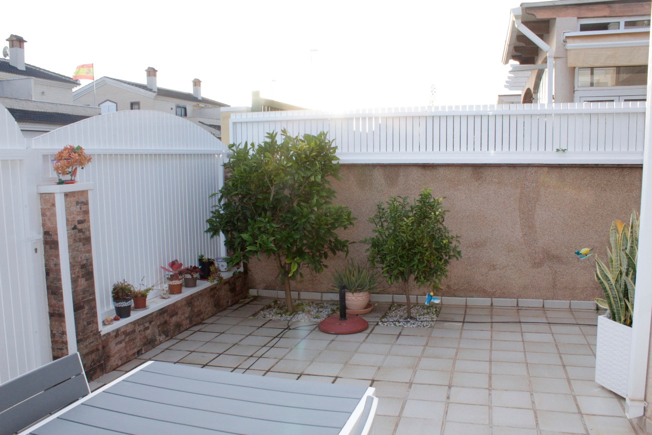 Garden in villa for sale in Torre de La Horadada