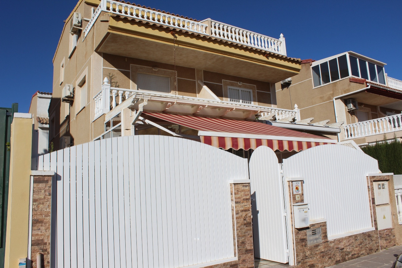 Master bedroom in villa for sale in Torre de La Horadada