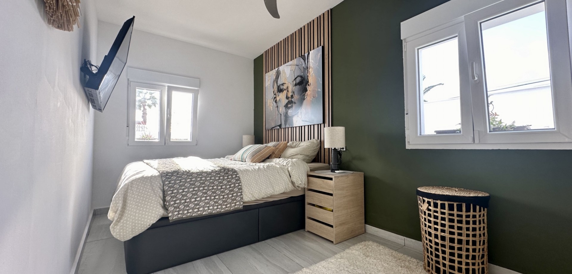 Master bedroom in villa for sale in Rojales