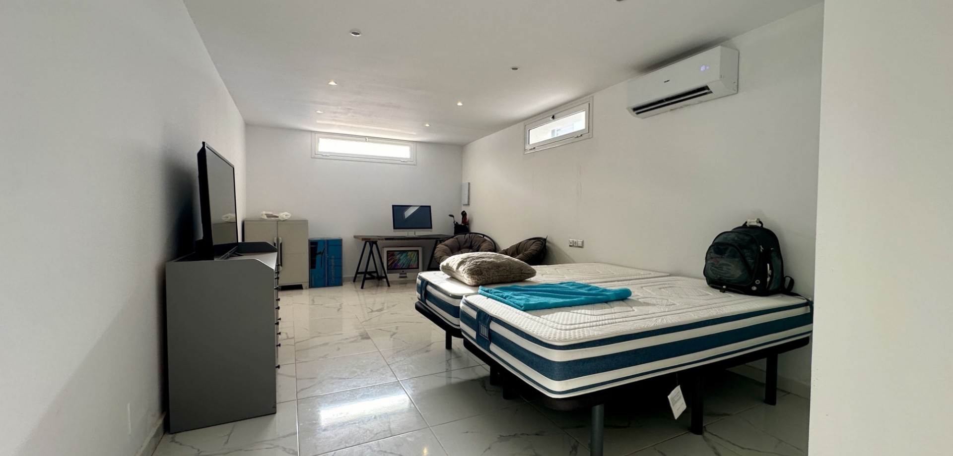 Bedroom in villa for sale in Rojales
