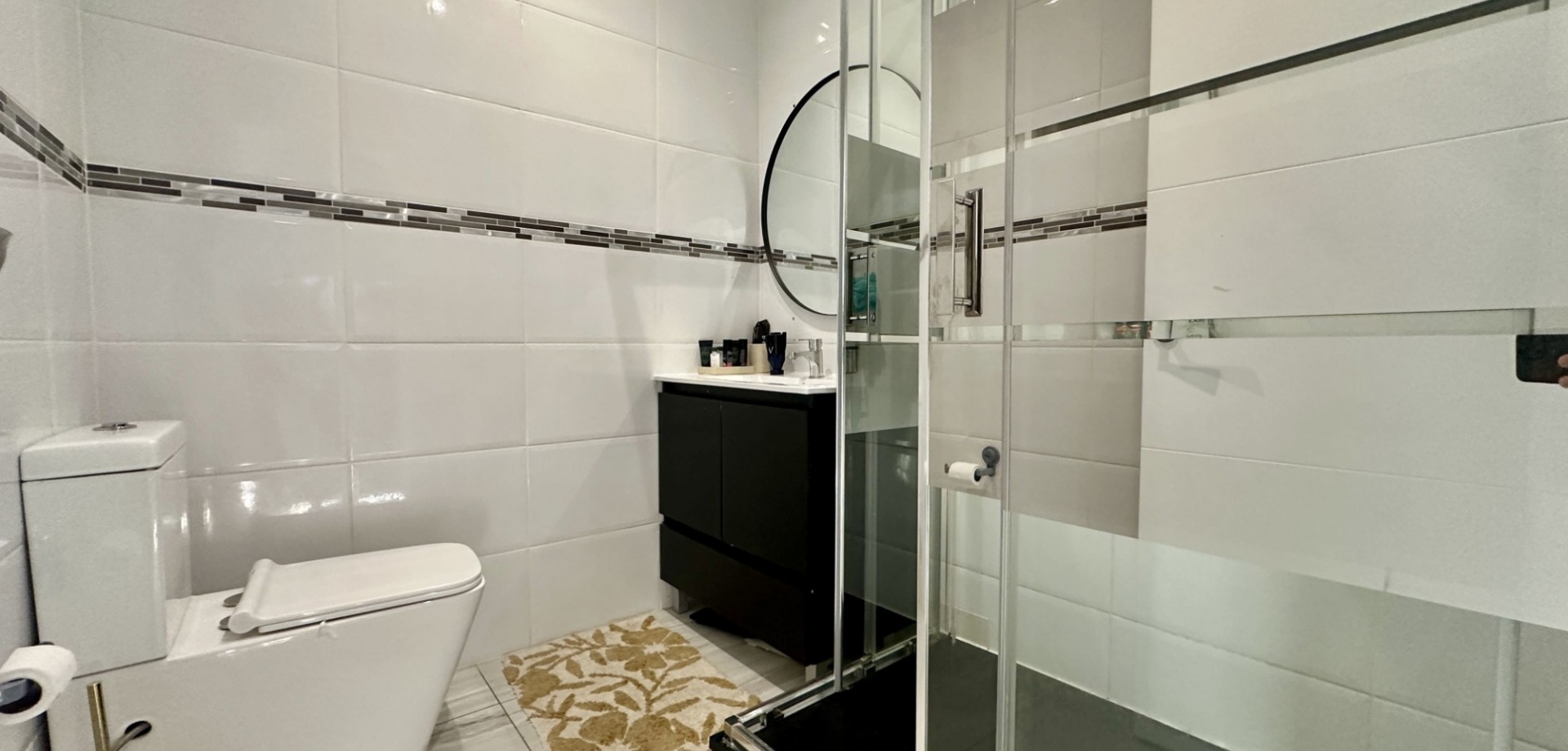 Master bedroom in villa for sale in Rojales