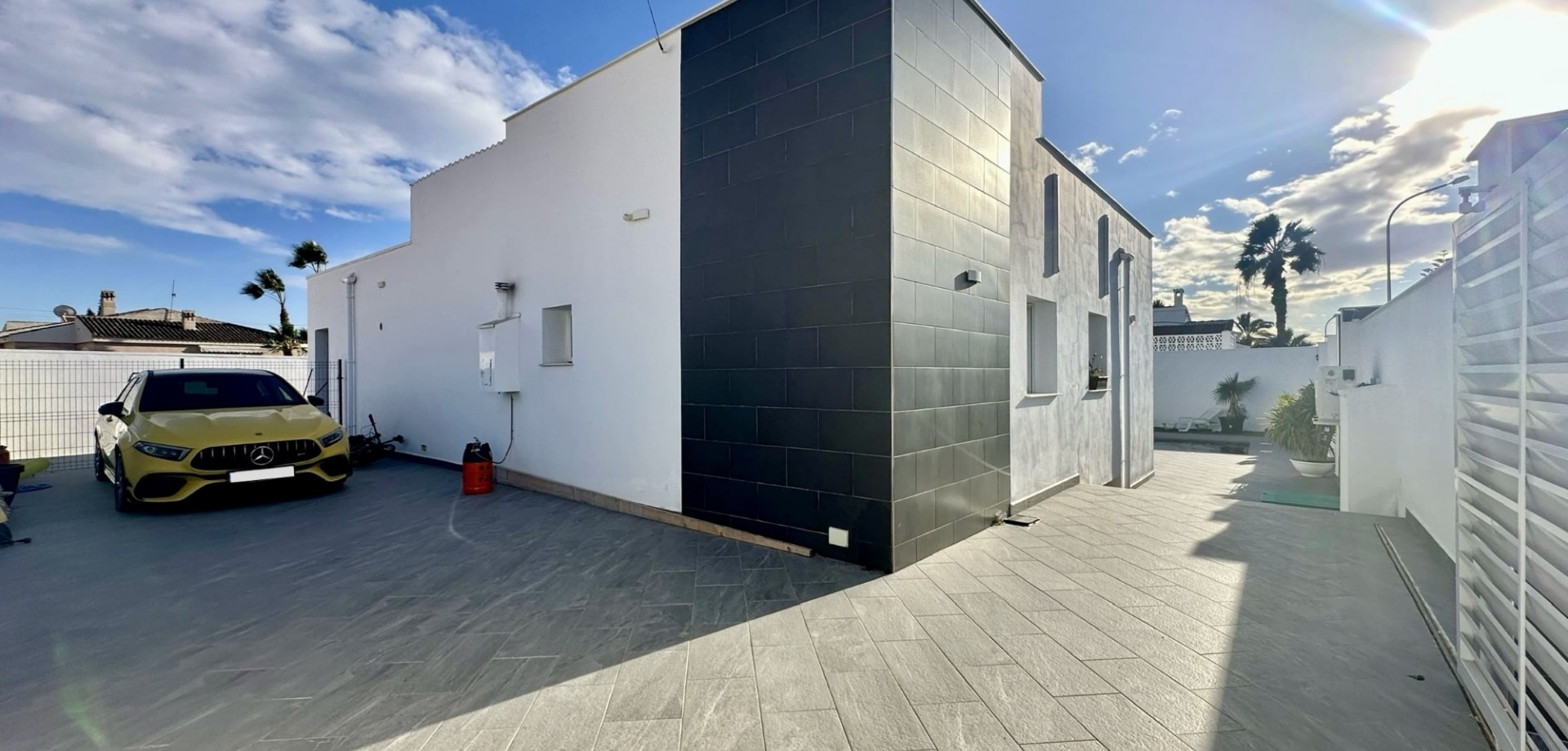 Master bedroom in villa for sale in Rojales