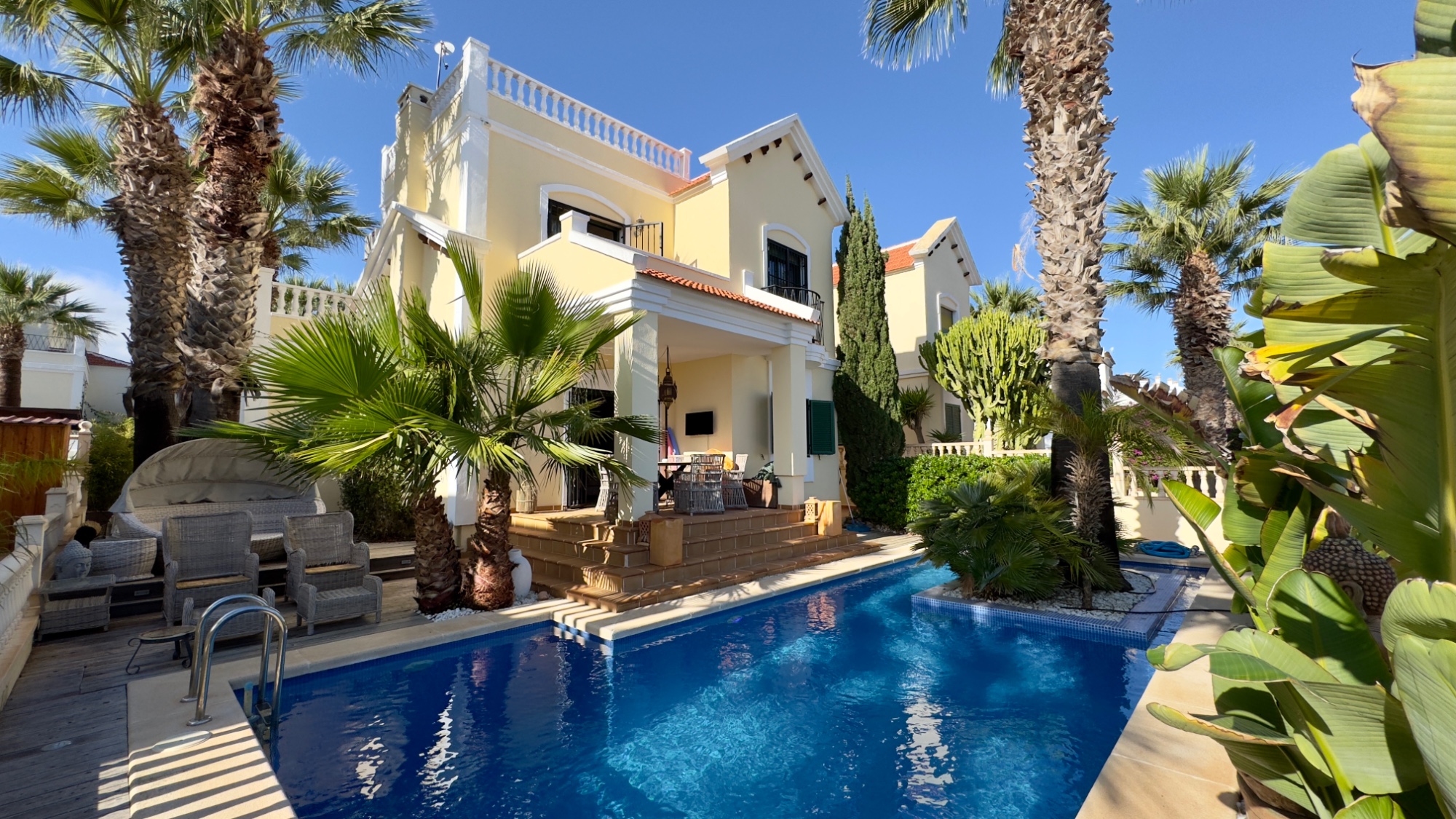 Situated in the charming and well-maintained Los Dolses residential area, this detached villa offers