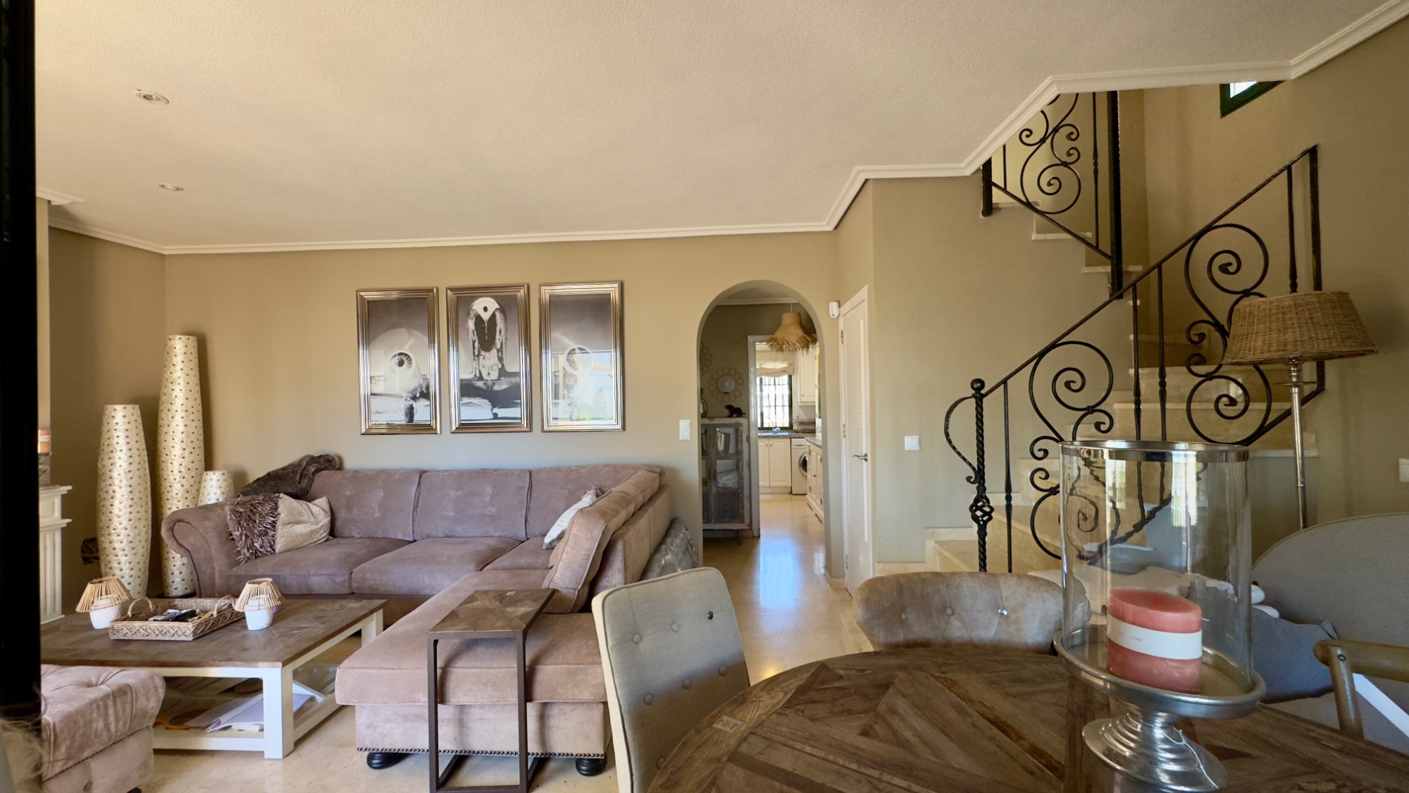 Situated in the charming and well-maintained Los Dolses residential area, this detached villa offers