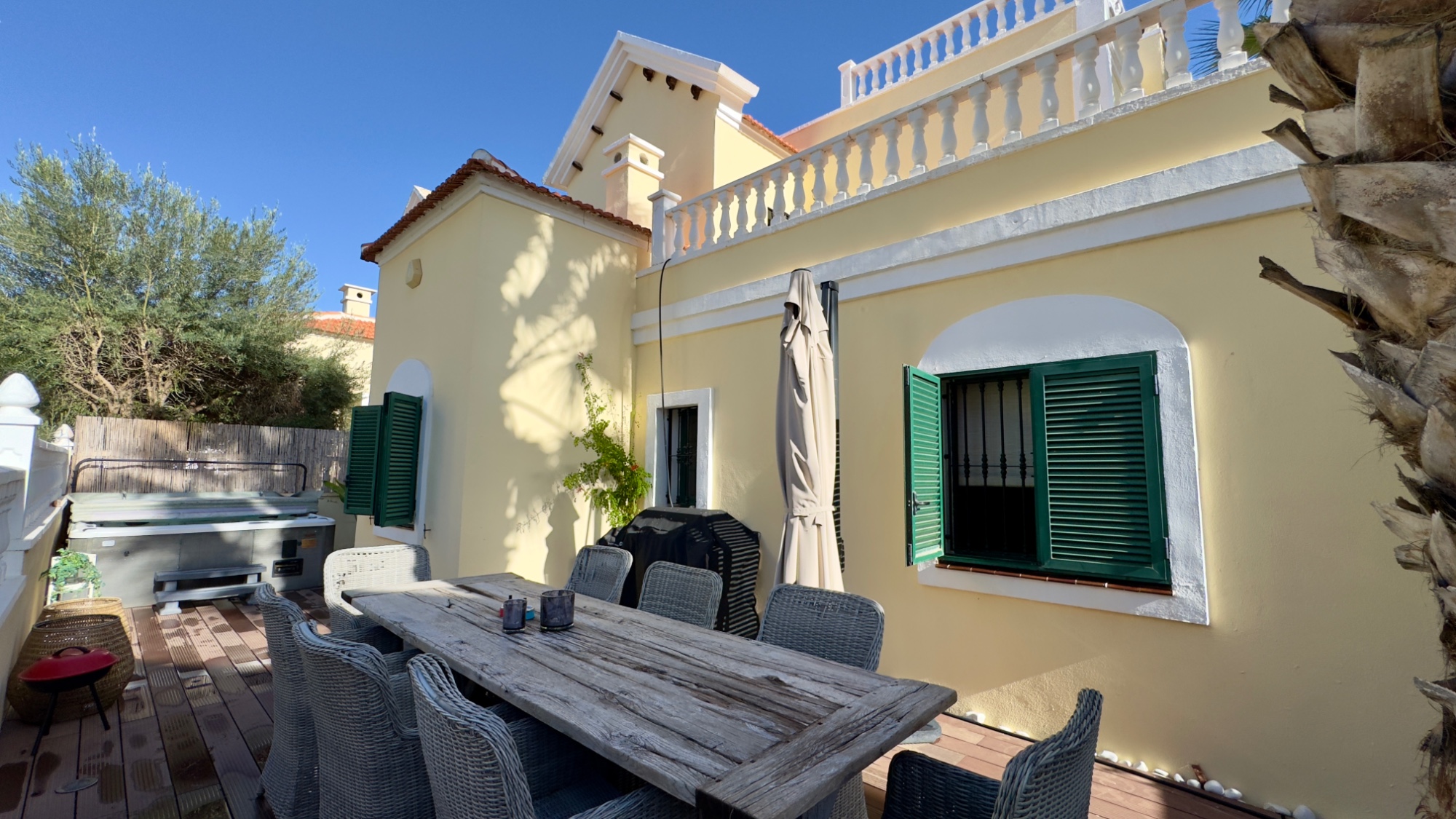 Situated in the charming and well-maintained Los Dolses residential area, this detached villa offers