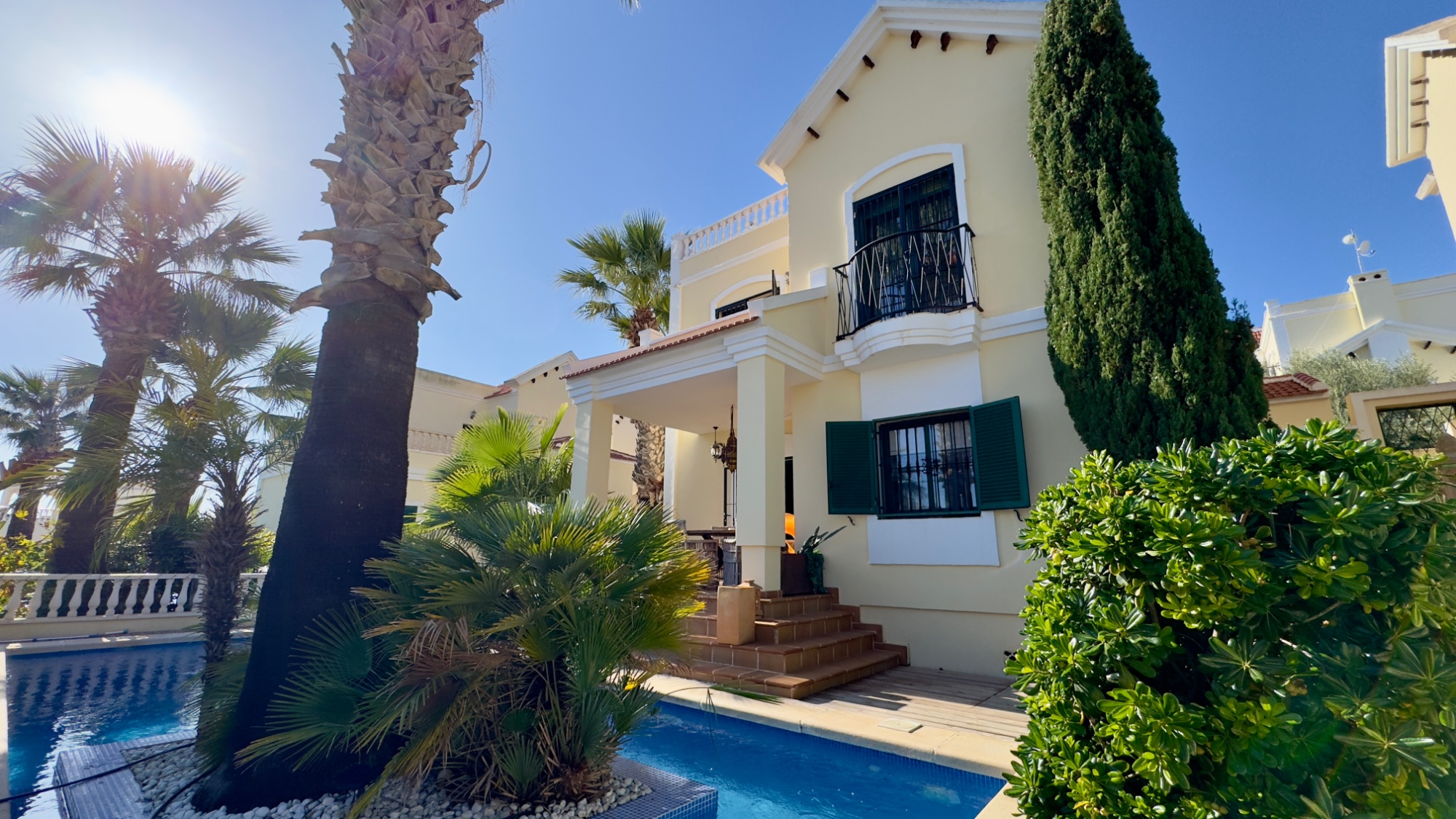 Situated in the charming and well-maintained Los Dolses residential area, this detached villa offers
