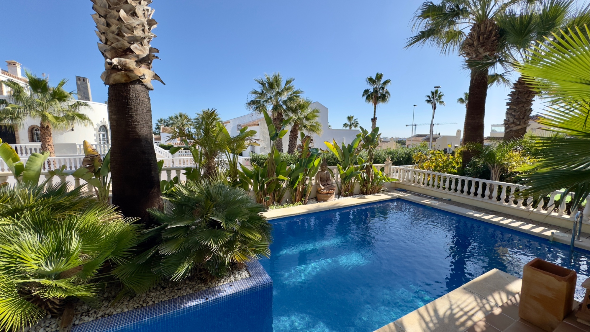 Situated in the charming and well-maintained Los Dolses residential area, this detached villa offers