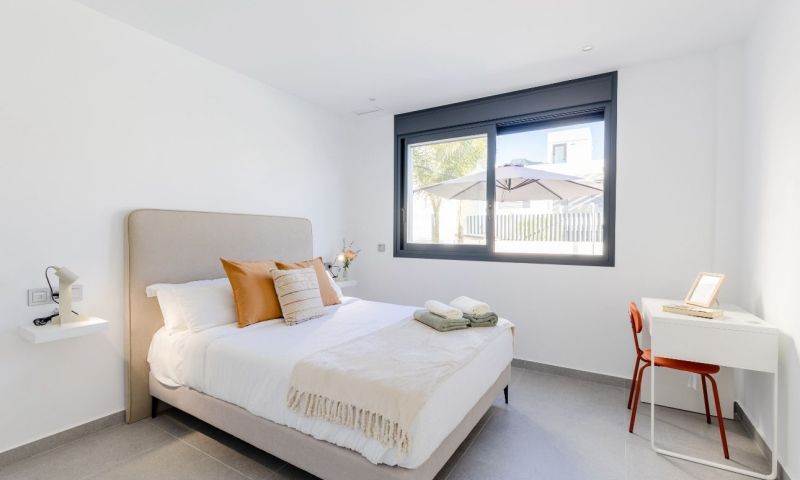 Master bedroom in villa for sale in Algorfa