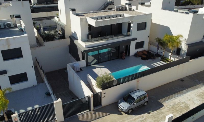 Modern Modern villa, brand new, only 1 week old 3-bedroom, 2-bathroom villa located in the prestigio