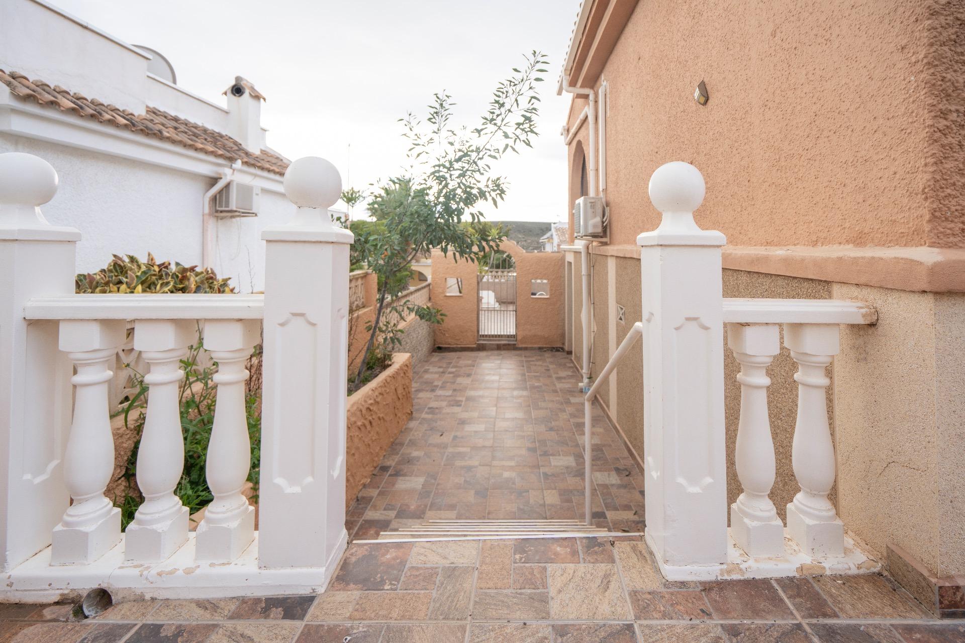 Garden in villa for sale in Mazarron