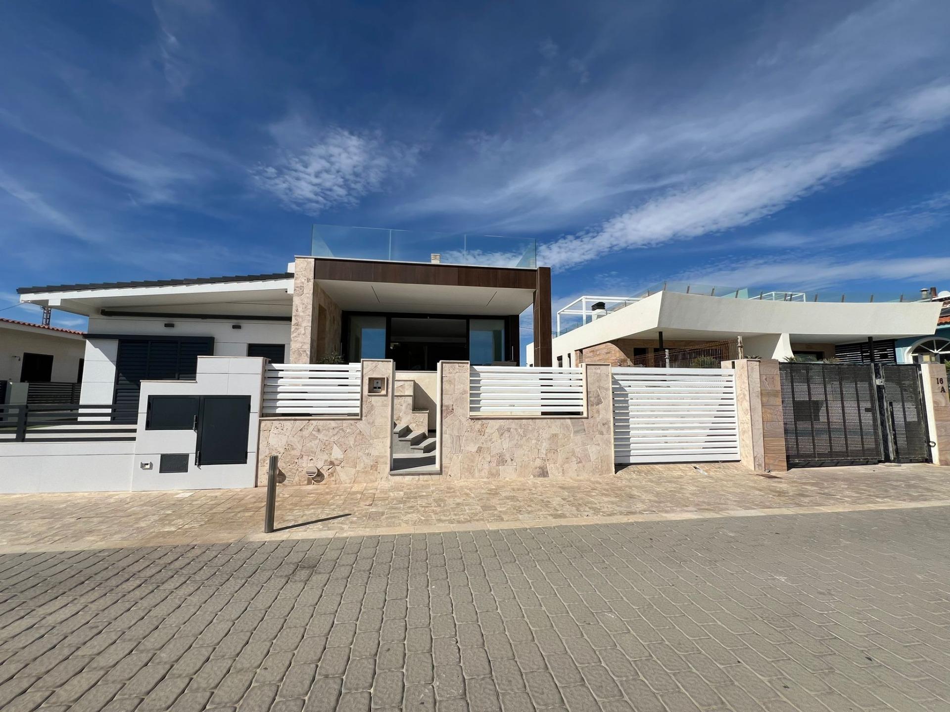 Master bedroom in villa for sale in Torrevieja