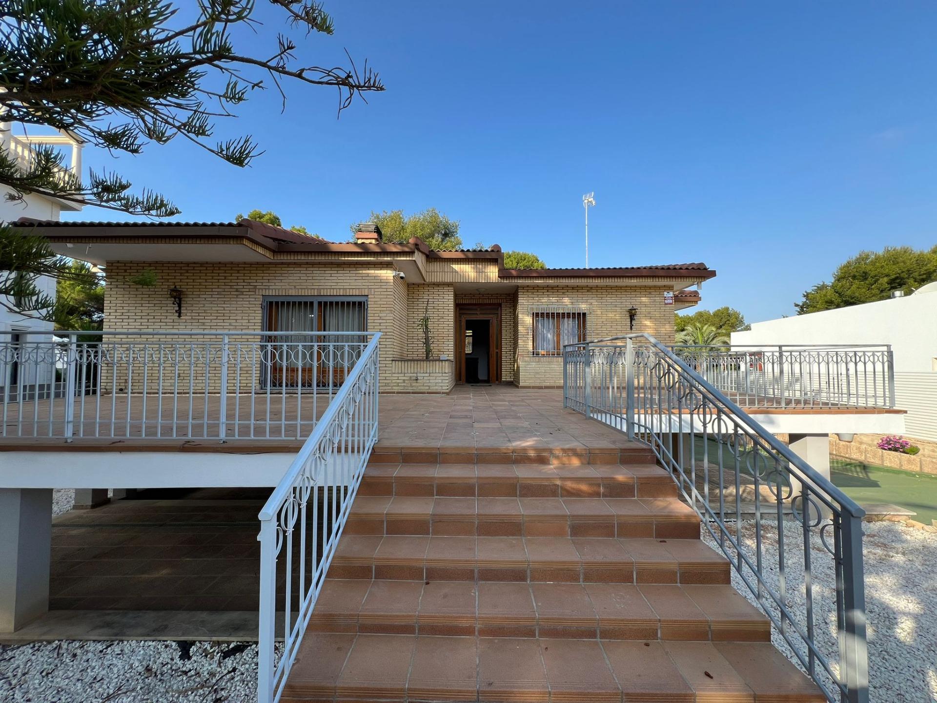 Garden in villa for sale in Orihuela Costa