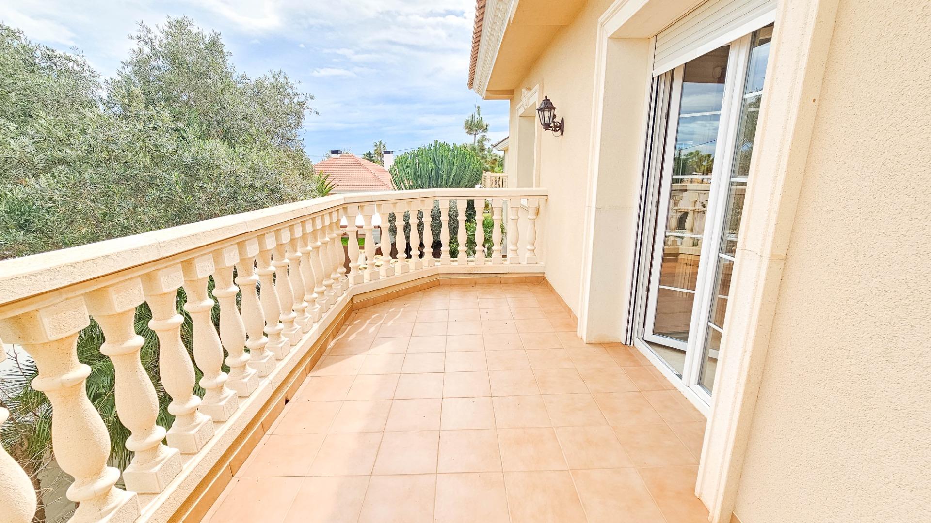 Kitchen in villa for sale in Cabo Roig