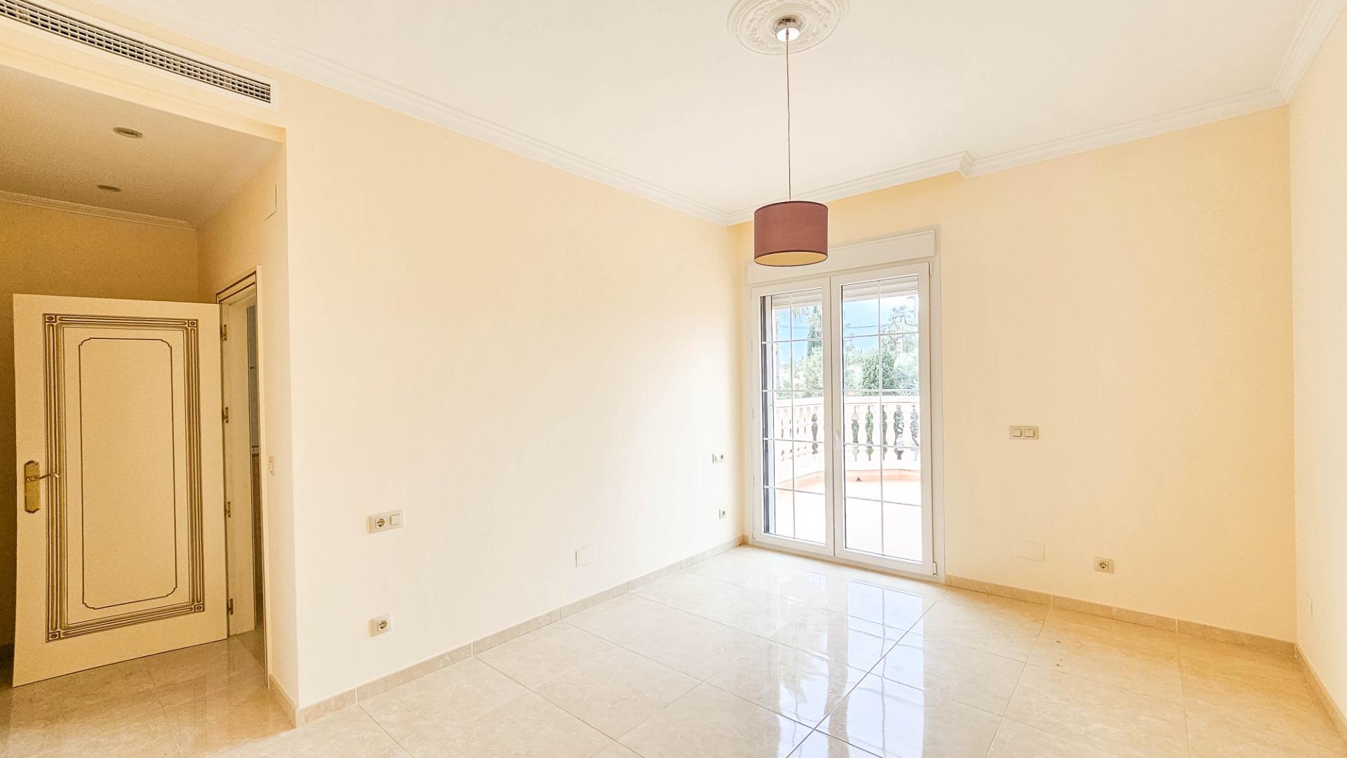 Garden in villa for sale in Cabo Roig