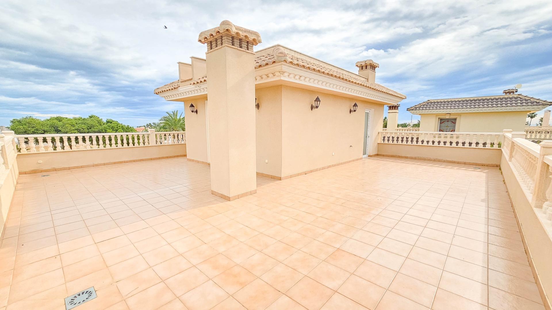 Bathroom in villa for sale in Cabo Roig
