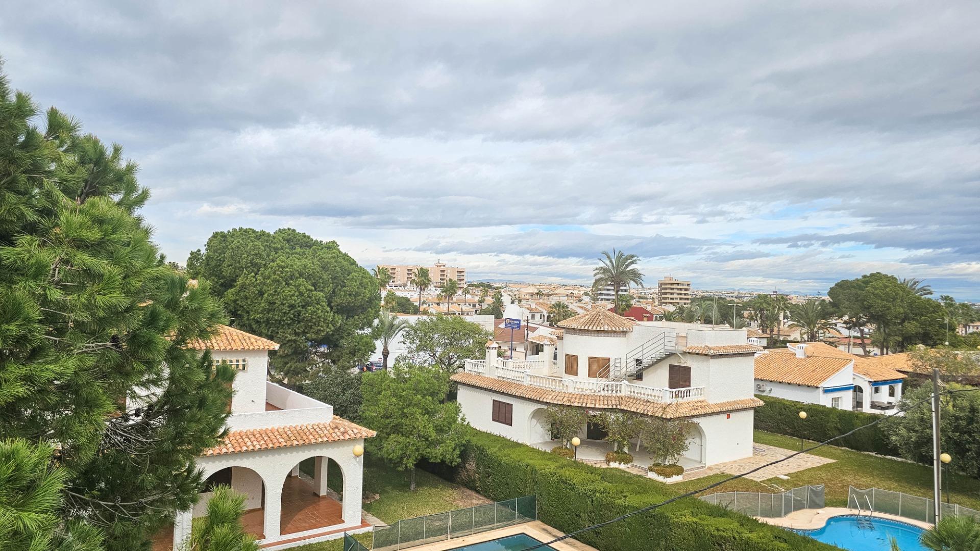 Garden in villa for sale in Cabo Roig