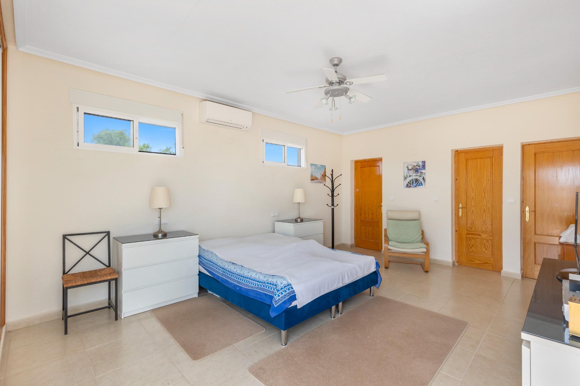Bedroom in villa for sale in San Fulgencio