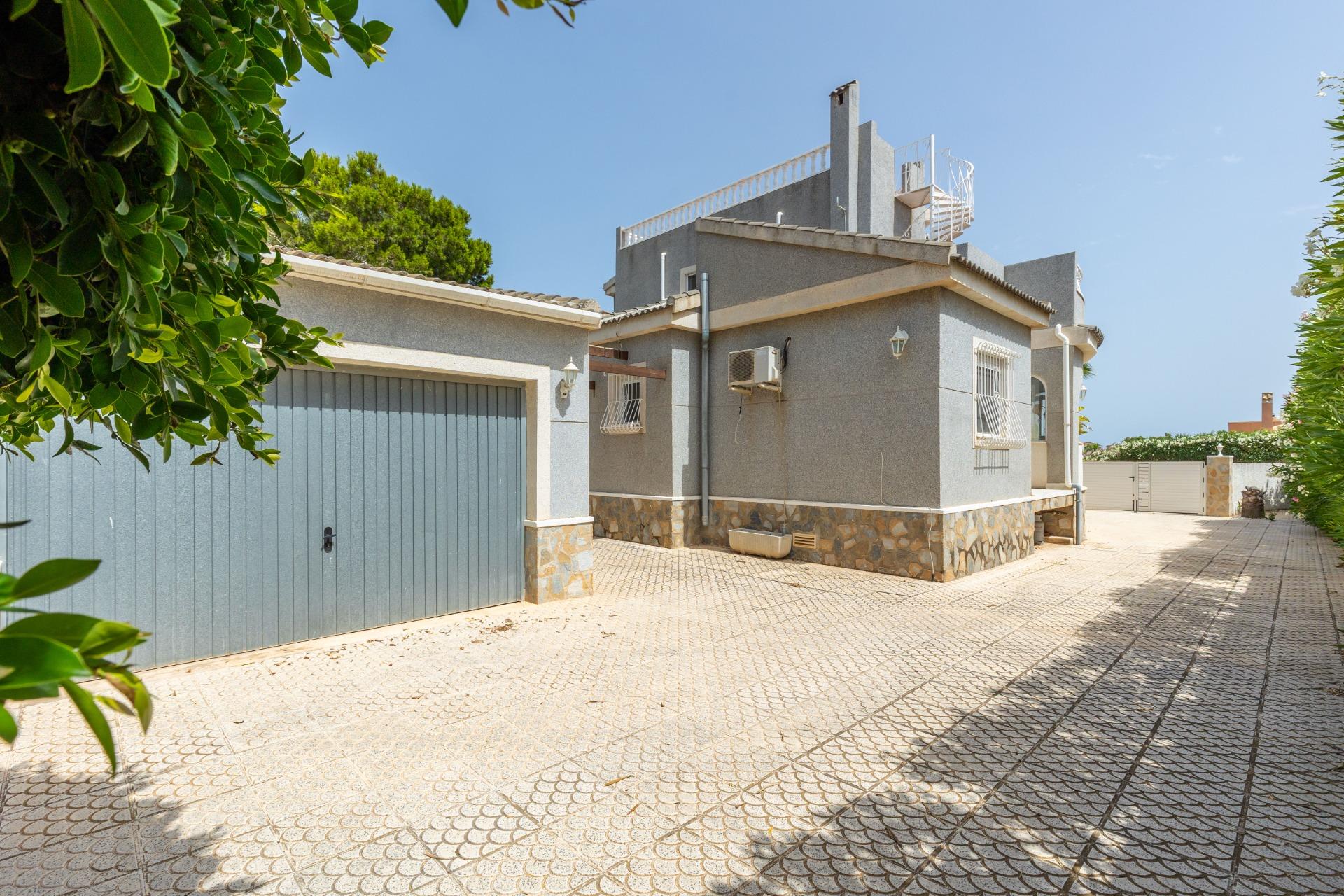Master bedroom in villa for sale in San Fulgencio