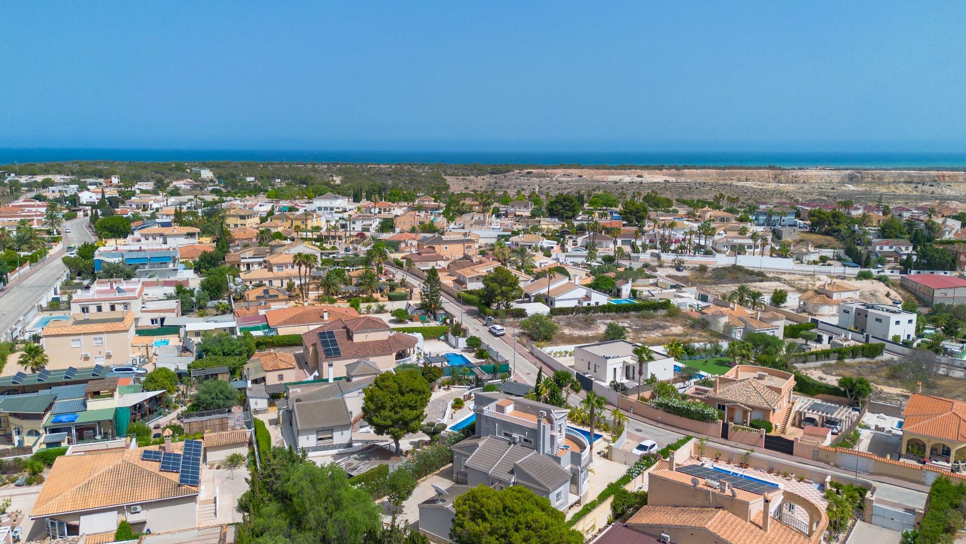 Terrace in villa for sale in San Fulgencio