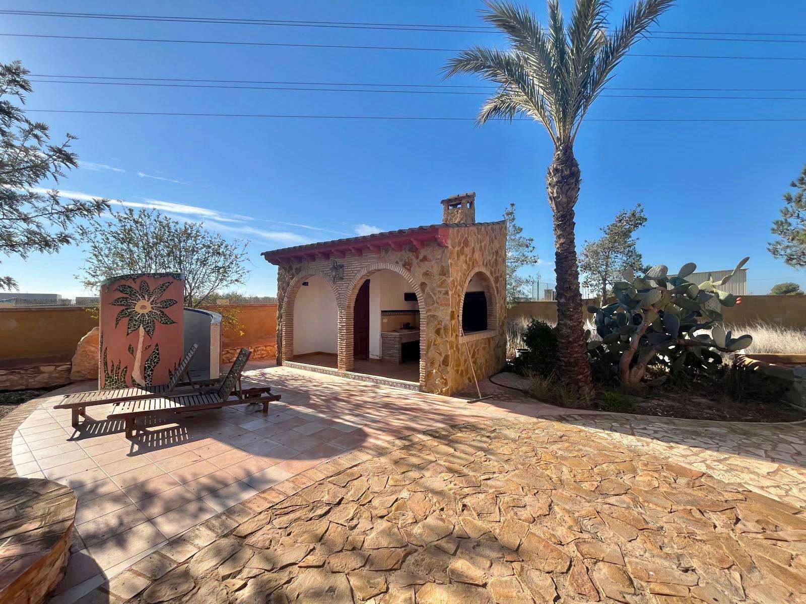 Master bedroom in villa for sale in Rojales