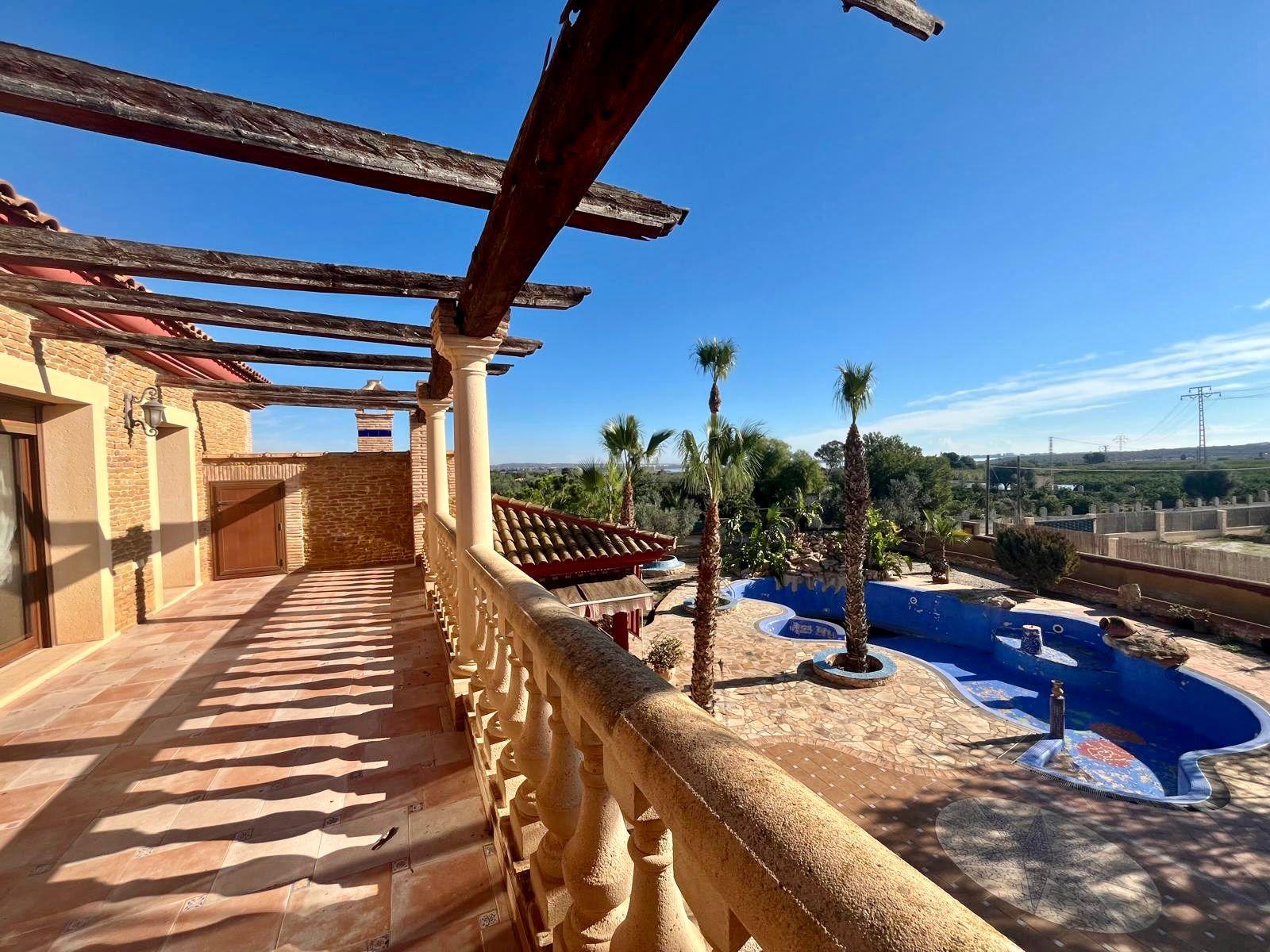 Bedroom in villa for sale in Rojales